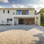 Castanea By Villsy Villa Pazin