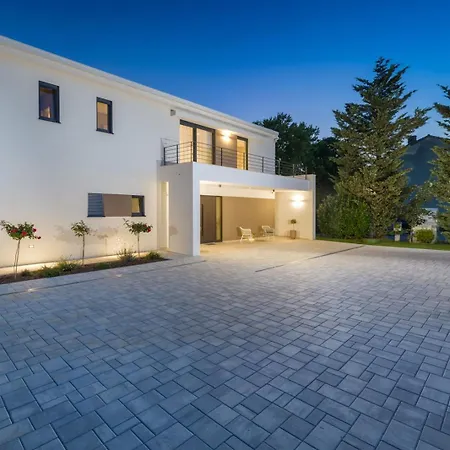 Castanea By Villsy * Pazin