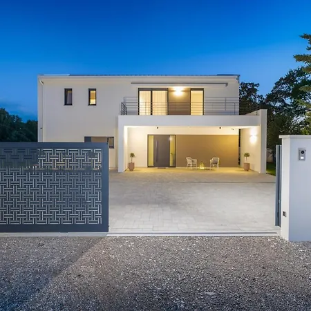 Villa Castanea By Villsy