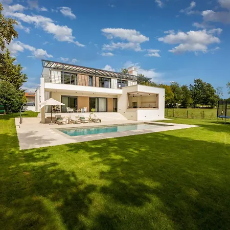 Vila Castanea By Villsy Pazin