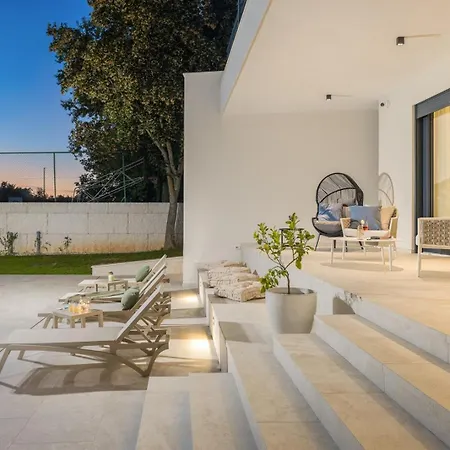 Castanea By Villsy Villa *