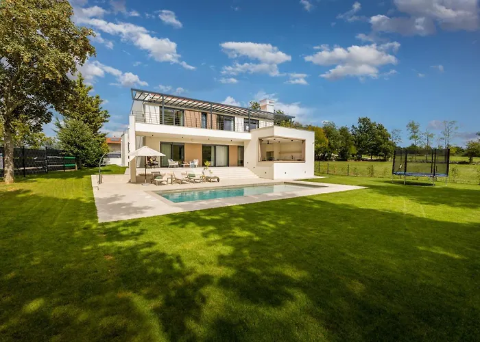 Vila Castanea By Villsy Pazin